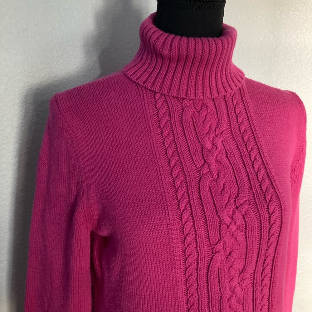 Kate Hill pre-owned beautiful fuchsia pink turtle neck cable knit sweater size M